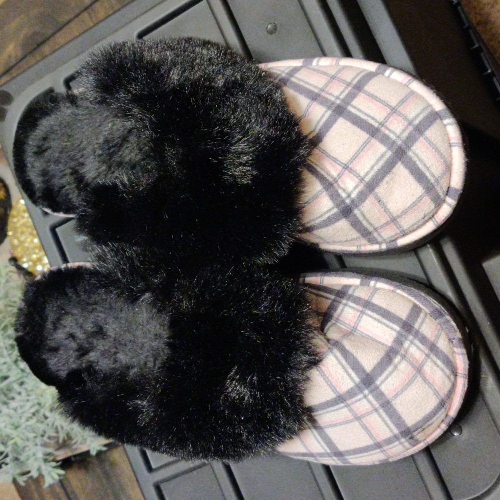 Lane Bryant Pink and black fur and plaid slippers size 7.5 - Picture 2 of 6